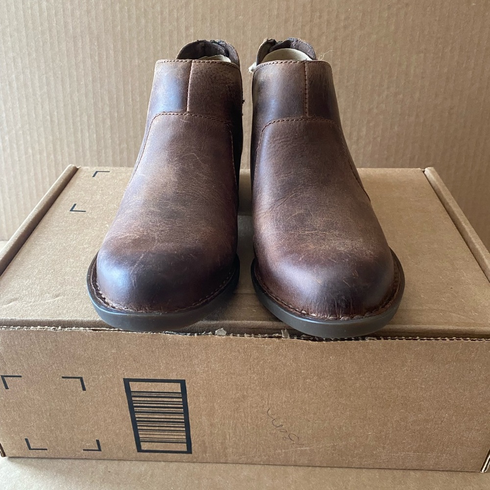 Born brown shoes size 6